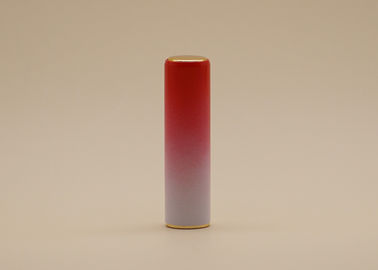 Σωλήνας κραγιόν χρώματος κλίσης που συσκευάζει το κόκκινο ροζ στην άσπρη θαμπή πολωνική απλή αίσθηση
