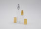 Τετραγωνικό μπουκάλι ελεγκτών αρώματος της Κολωνίας με τη χρυσή αντλία ψεκασμού αργιλίου